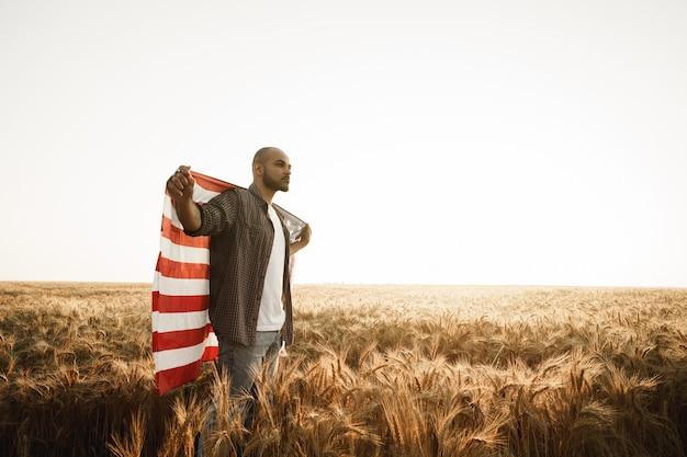 "Patriotismo e Identidade: Como Afro-Americanos Reescrevem a Narrativa da América"