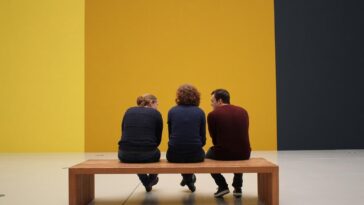 "Exposição 'A Room of One’s Own' em Cambridge: Como a Arte Têxtil de Mark Mann Reinterpreta a História Queer e o Espaço Seguro"