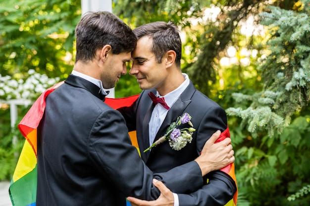 "Tailândia Legaliza Casamento LGBTQ+: Um Marco Histórico e os Desafios que Persistem"