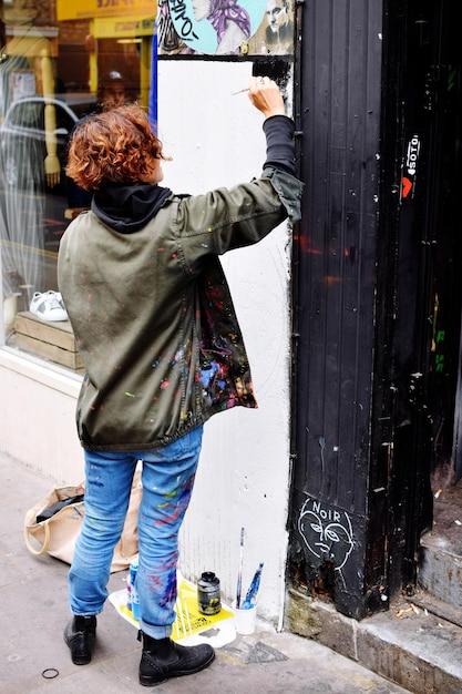 "Vandalismo em Rennes 2: Escadas Arco-Íris Alvo de Ataques Nacionalistas Durante Evento Cultural"