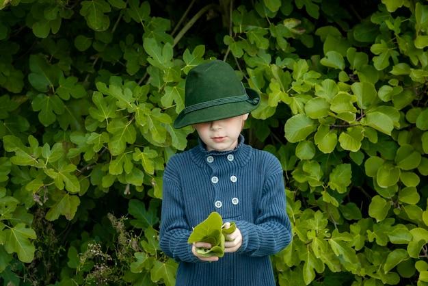 "Exposição 'Wet Garden' de Janie Stamm: Uma Reflexão sobre Cultura e Ecologia da Flórida em Tempos de Mudanças Climáticas"