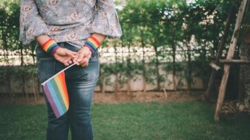 "Policial Civil Embriagado Cria Confusão em Boate LGBTQIA+ e Levanta Questões sobre Abuso de Poder"