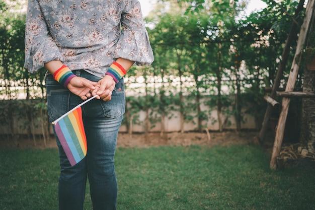 "Policial Civil Embriagado Cria Confusão em Boate LGBTQIA+ e Levanta Questões sobre Abuso de Poder"