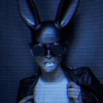 "Bad Bunny e a Nova Era Musical: Como 'DtMF' Reflete Nostalgia e Identidade Cultural em Meio a Concorrência nas Paradas" 12 "Bad Bunny e a Nova Era Musical: Como 'DtMF' Reflete Nostalgia e Identidade Cultural em Meio a Concorrência nas Paradas"