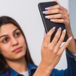 "Como Anitta Constrói Sua Imagem de Autenticidade Através de Interações Inusitadas com Fãs"