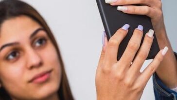 "Como Anitta Constrói Sua Imagem de Autenticidade Através de Interações Inusitadas com Fãs"