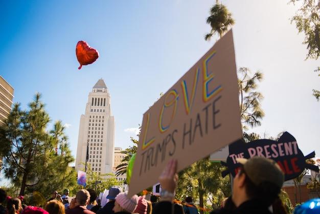 Protestos em Idaho: Ativistas LGBTQ+ Reagem a Tentativas de Reverter Direitos de Casamento em Meio a Debate Legislativo