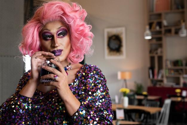 "Fechamento do Velvet Club em St. John's: O Impacto na Comunidade Drag e a Busca por Espaços Inclusivos"