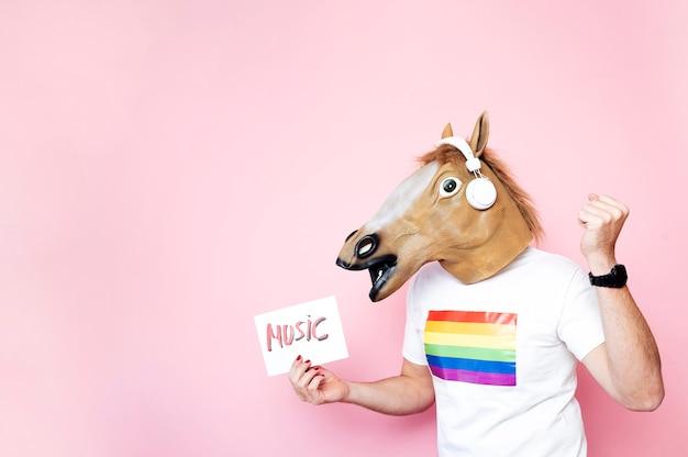 "Desvendando a História do Pop LGTBIQ+: Como Artistas Transformaram Desafios em Liberdade e Identidade" 1 "Desvendando a História do Pop LGTBIQ+: Como Artistas Transformaram Desafios em Liberdade e Identidade"