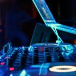 "DJ Topo Leva Inovação e Hologramas ao Planeta Atlântida: O Que Esperar da Performance que Promete Transformar o Festival?" 13 "DJ Topo Leva Inovação e Hologramas ao Planeta Atlântida: O Que Esperar da Performance que Promete Transformar o Festival?"