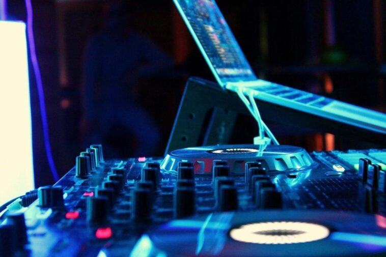 "DJ Topo Leva Inovação e Hologramas ao Planeta Atlântida: O Que Esperar da Performance que Promete Transformar o Festival?" 1 "DJ Topo Leva Inovação e Hologramas ao Planeta Atlântida: O Que Esperar da Performance que Promete Transformar o Festival?"