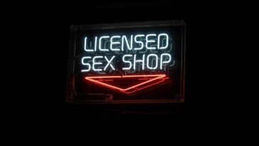 "Fechamento do G-A-Y em Londres: O que a venda do icônico clube revela sobre a transformação da identidade queer no Soho?"