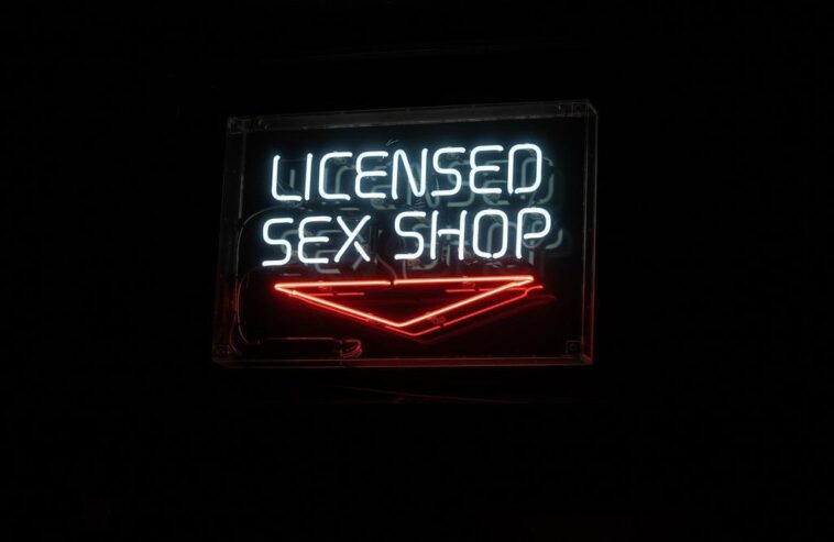 "Fechamento do G-A-Y em Londres: O que a venda do icônico clube revela sobre a transformação da identidade queer no Soho?"