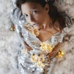 Ariana Grande e Swarovski: Como a Nova Coleção Reflete Glamour e Autoexpressão na Moda Atual