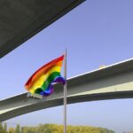 "Bandeira Gigante do Orgulho Trans é Hasteada em Brasília: Um Ato de Visibilidade e Reflexão sobre Desafios da Comunidade"
