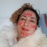 "Ariana Grande Revela 'Culpas' que Ajudam a Lidar com a Pressão da Fama: Uma Análise sobre Beleza, Relacionamentos e Escapismo na Era das Redes Sociais"