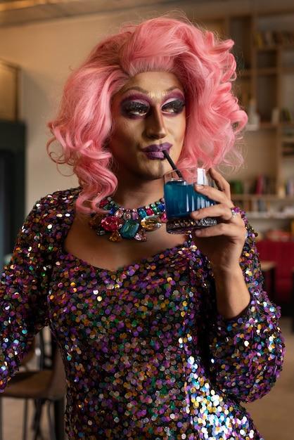 "Queerties Awards 2025: Bob the Drag Queen Fala Sobre a Importância da Celebração da Comunidade LGBTQ+ em Tempos de Crise"