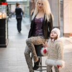 "Moda ou Exibição? O Polêmico Traje de Lourdes Leon na Semana de Moda de Paris Gera Debate sobre Padrões na Alta Costura"