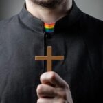 "Pastor Gay Enfrenta Ameaças e Homofobia Após Pregação Inclusiva: Uma Análise das Reações nas Redes Sociais"