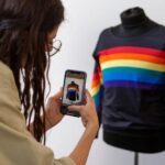 "Como 'Plainclothes' Reflete os Conflitos da Comunidade Queer nos Anos 90 e Seus Desdobramentos Atuais"