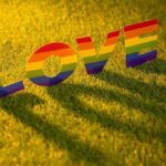 "Como o Swindon Town FC e a Swindon e Wiltshire Pride Estão Transformando o Futebol em um Espaço Inclusivo para a Comunidade LGBTQ+"