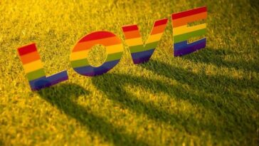 "Como o Swindon Town FC e a Swindon e Wiltshire Pride Estão Transformando o Futebol em um Espaço Inclusivo para a Comunidade LGBTQ+"