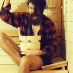 "Como o Filme 'Sauna' Revela Desafios e Descobertas da Identidade Queer em um Contexto Contemporâneo"