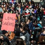 "Protesto em Davos: Multidão se Mobiliza Contra Discurso Homofóbico e Cortes em Políticas de Gênero"