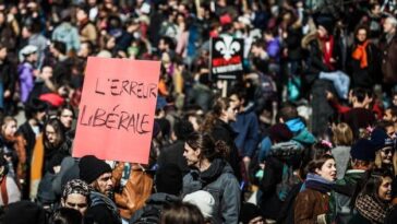 "Protesto em Davos: Multidão se Mobiliza Contra Discurso Homofóbico e Cortes em Políticas de Gênero"