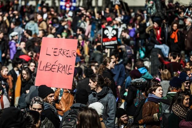 "Protesto em Davos: Multidão se Mobiliza Contra Discurso Homofóbico e Cortes em Políticas de Gênero"