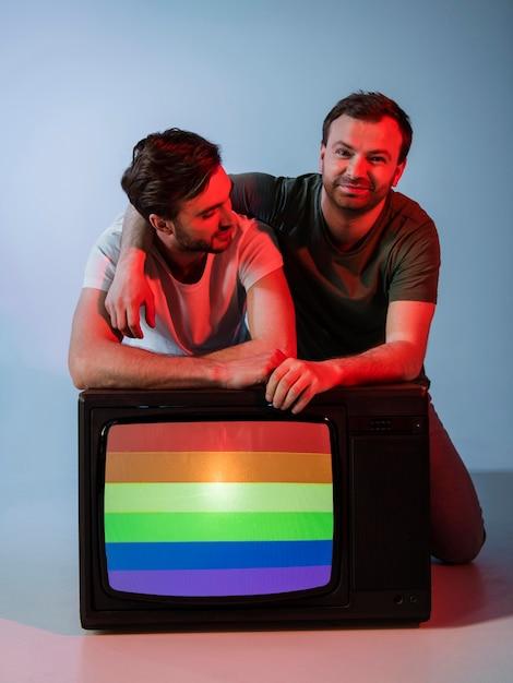 "Como a Televisão Tem Transformado a Representação LGBTQ+: Uma Análise das Séries que Marcam o Mês da História Queer"