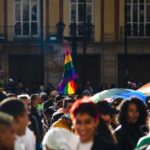 "Marcha em Buenos Aires: 80 mil protestam contra declarações de Milei e defendem direitos LGBT em meio a crescente polarização política"