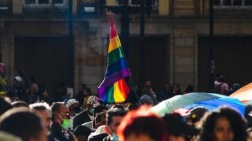 "Marcha em Buenos Aires: 80 mil protestam contra declarações de Milei e defendem direitos LGBT em meio a crescente polarização política"