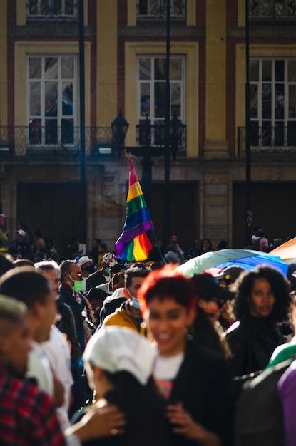 "Marcha em Buenos Aires: 80 mil protestam contra declarações de Milei e defendem direitos LGBT em meio a crescente polarização política"