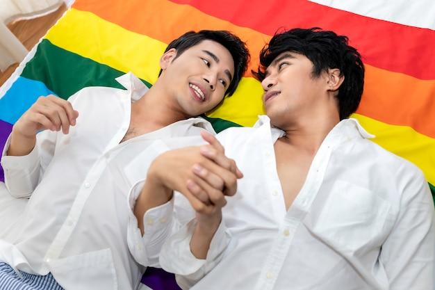 "Condenação de Casal Gay em Banda Aceh: O Impacto das Leis Religiosas na Comunidade LGBT da Indonésia"