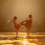 "Homem vítima de ataques homofóbicos se prepara para luta de boxe beneficente e busca apoio para causa vital"