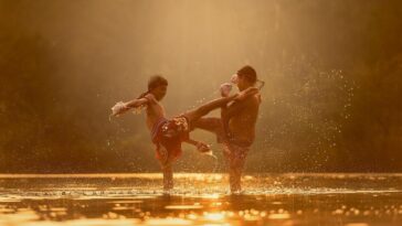 "Homem vítima de ataques homofóbicos se prepara para luta de boxe beneficente e busca apoio para causa vital"