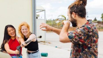 "Como o Bloco 'SeráQAbre?' Está Transformando o Carnaval Carioca em um Espaço de Diversidade e Celebração da Cultura LGBTQIA+"