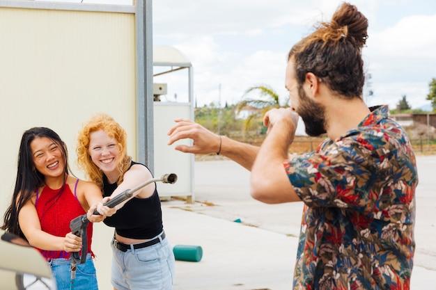 "Como o Bloco 'SeráQAbre?' Está Transformando o Carnaval Carioca em um Espaço de Diversidade e Celebração da Cultura LGBTQIA+"