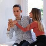 "Ariana Grande e Ethan Slater: O Que Está Por Trás do Casal que Encanta e Enfrenta Críticas?"