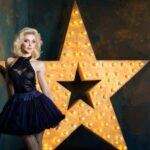 "Como um Musical Sobre Drag Queens Está Transformando a Controvérsia da Biblioteca de Rockwell Falls em um Debate Sobre Aceitação e Diversidade"