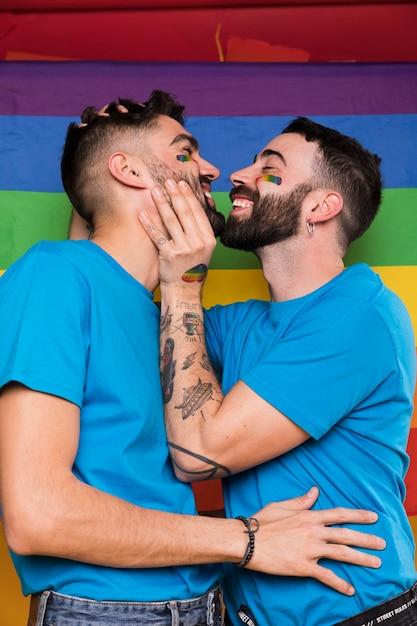 "Ex-galã da Globo Tuca Andrada se declara gay em apoio a Paolla Oliveira e provoca debate sobre diversidade e padrões de beleza"