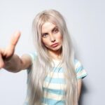 "Transformação de Millie Bobby Brown: Novo Visual e Possível Papel como Britney Spears Geram Debate nas Redes Sociais"