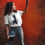 "Incidente nos Ensaios de Carnaval: Anitta Lança Microfones ao Chão e Gera Debate sobre Pressão em Artistas"