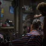 "Como um Barbeiro Está Transformando a Autoestima da Comunidade Queer Através de Cortes de Cabelo Afirmativos" 13 "Como um Barbeiro Está Transformando a Autoestima da Comunidade Queer Através de Cortes de Cabelo Afirmativos"