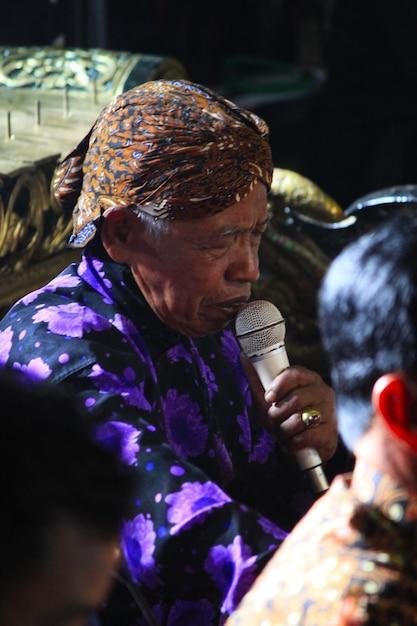 "Vídeo de evento na Assembleia de Deus de Ouro Preto do Oeste gera polêmica: música secular x espaço sagrado"