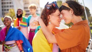 "Como um Concerto de Ukulele no Hospital Reflete a Luta e a Celebração da Comunidade LGBT+"