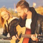 "Como 'Shallow' de Lady Gaga e Bradley Cooper Reflete as Lutas Emocionais da Modernidade e Conquista o Coração do Público"