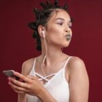 "Rihanna Reage a Vídeo com Voz Gerada por IA: Questões de Direitos Autorais e Ética na Era Digital em Debate"
