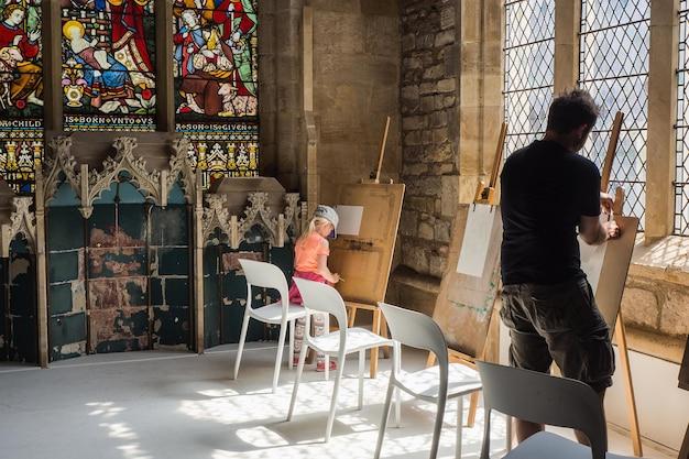 "Nova Galeria da Abbey Museum Explora a Interseção entre Arte e Espiritualidade em Exposição Inaugural"